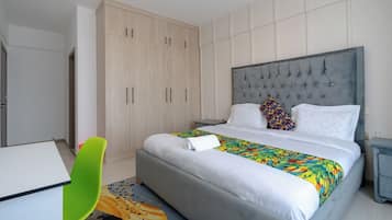 Apartamento Deluxe, balcón, vistas a la ciudad | Decoración individual, mobiliario individual, escritorio