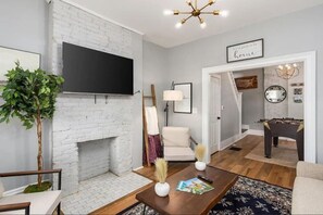 TV, video games - Boutique Italian Village | OSU | 4BR | + 2 parking (Columbus)