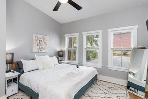 Desk, iron/ironing board, WiFi, bed sheets - Boutique Italian Village | OSU | 4BR | + 2 parking (Columbus)