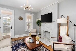 TV, video games - Boutique Italian Village | OSU | 4BR | + 2 parking (Columbus)