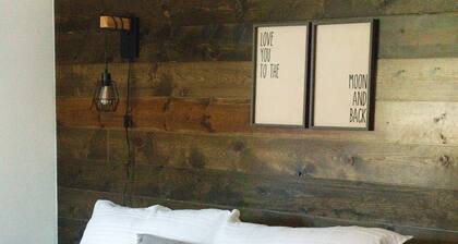 Modern Retreat | Desk + Big Yard