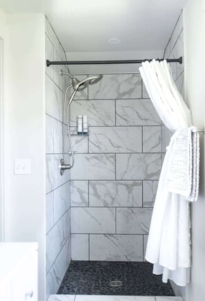 Dusche, Haartrockner, Shampoo