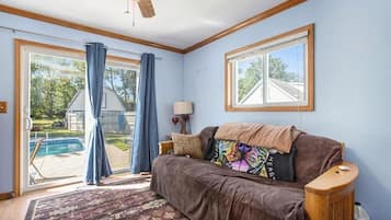 Smart TV, fireplace, books, stereo