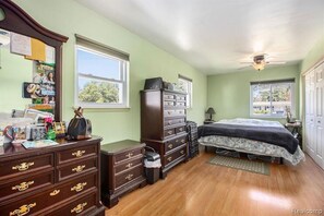 办公桌、熨斗/熨衣板、免费 WiFi、床单