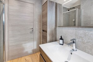 Douche, sèche-cheveux, serviettes fournies