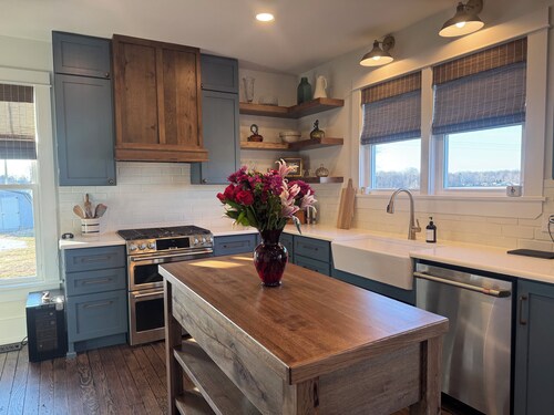 The FARMHOUSE: 3 min to McCormick’s Creek State Park; 20 min to IU/Blgtn