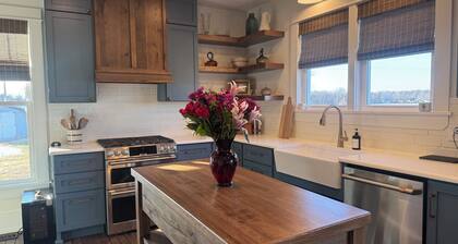 The FARMHOUSE: 3 min to McCormick’s Creek State Park; 20 min to IU/Blgtn