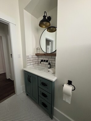 Een douche, een haardroger, handdoeken, zeep