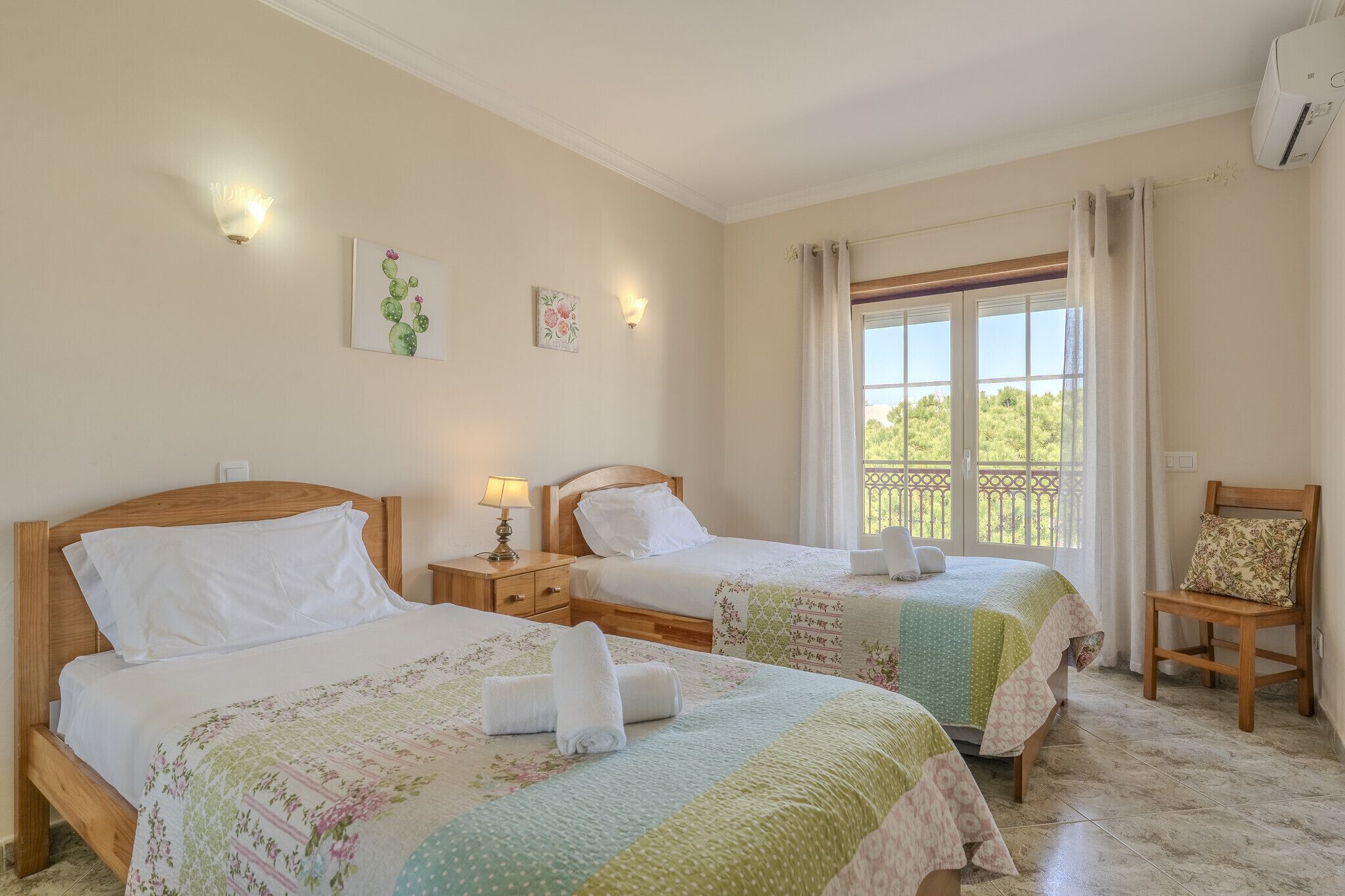 Tabla de planchar con plancha, wifi gratis y ropa de cama 