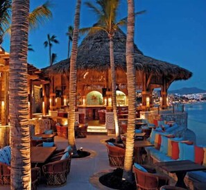 Outdoor dining - Hacienda Beach Club & Residences (Cabo San Lucas)