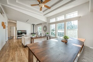 TV - Yosemite Retreat for 14: 2 Homes, Private Lake (Midpines)