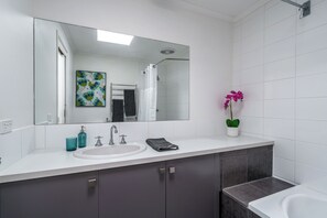 Hårtork, handdukar, tvål och toalettpapper