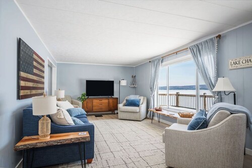 Lakeside Bliss: Your Ultimate Four-Season Retreat