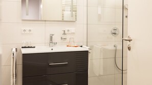 Basic Apartment | Bathroom