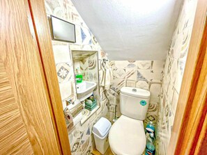 Douche, sèche-cheveux, bidet, serviettes fournies