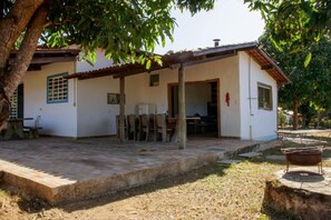 Outdoor dining - Rustic Farm with Pool Near Curvelo (Corinto)
