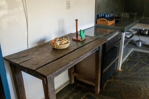 Private kitchen - Rustic Farm with Pool Near Curvelo (Corinto)