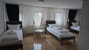 7 bedrooms, iron/ironing board, WiFi, bed sheets - Spacious fitter's house with garden Parking spaces Fully equipped Available immediately (Engelsbrand)