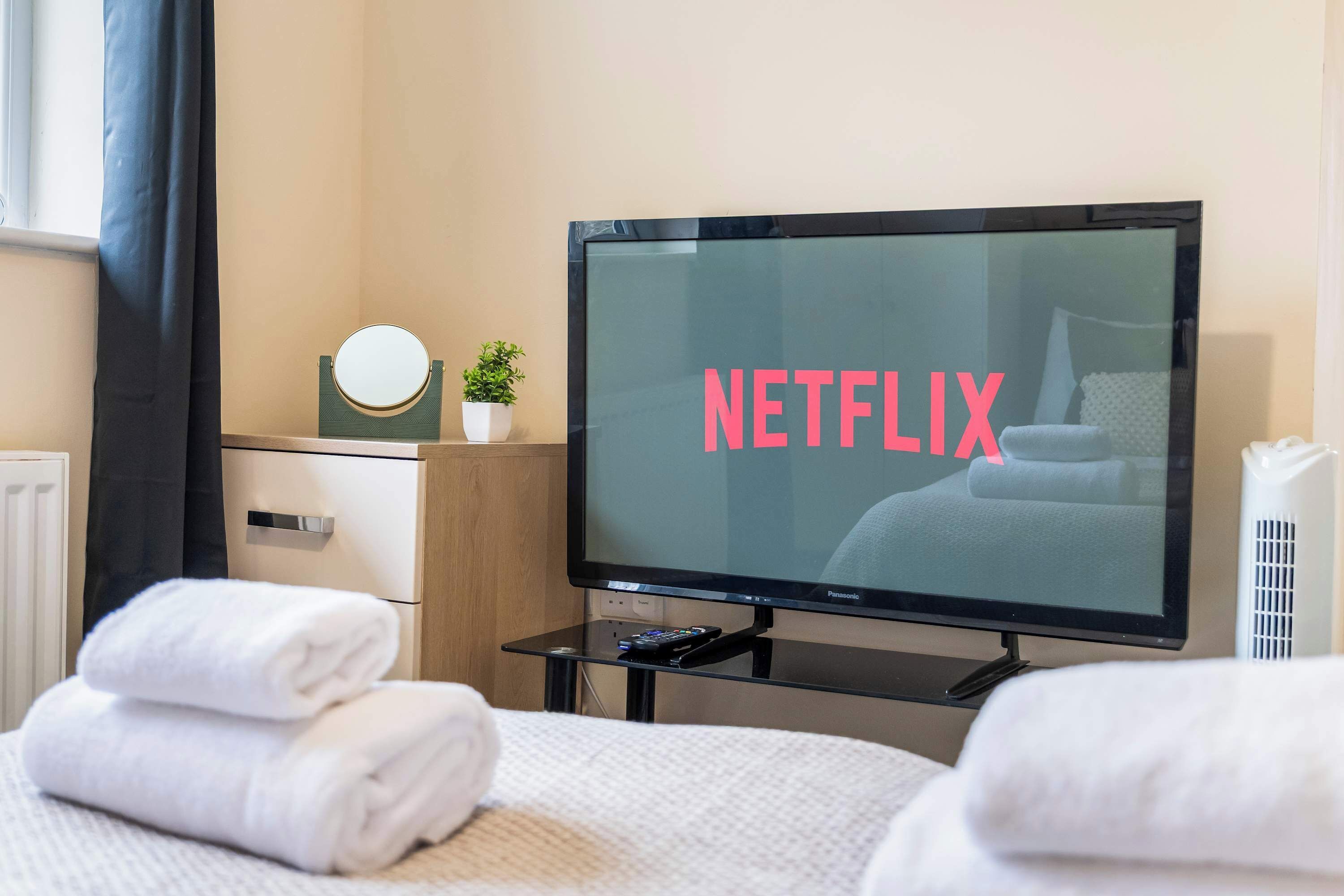 Tabla de planchar con plancha, wifi, ropa de cama