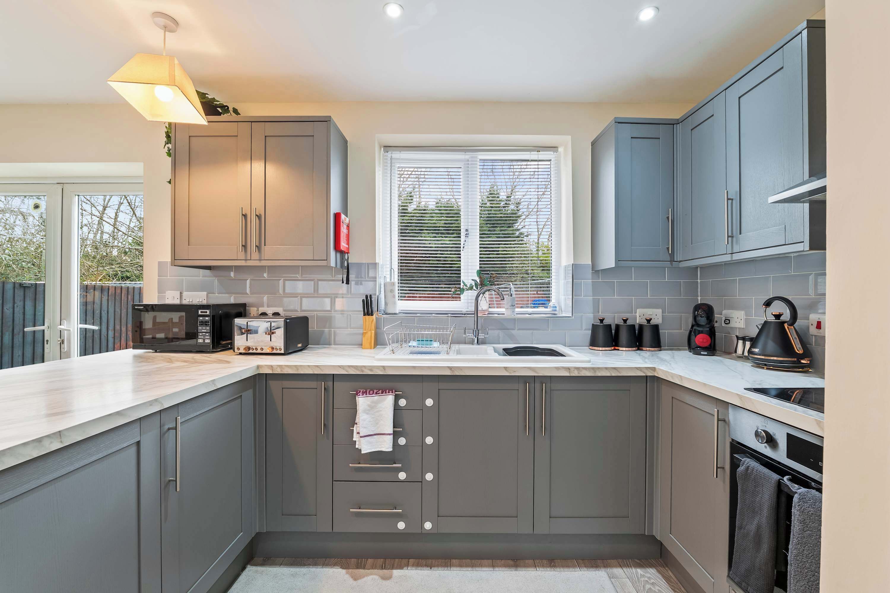 Frigorífico, microondas, horno y placa de cocina