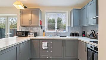 Frigorífico, microondas, horno y placa de cocina