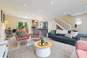 TV - Spacious 3Bed Home | Driveway Parking | Gloucester (Brockworth)