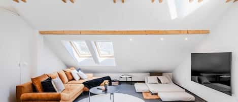 Apartment, Balcony, Mountain View | Living area