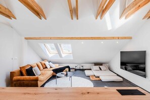 Apartment, Balkon, Bergblick | Wohnbereich