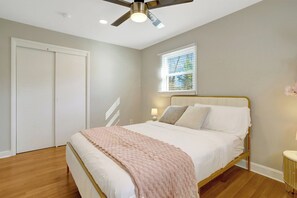 Tabla de planchar con plancha, wifi, ropa de cama