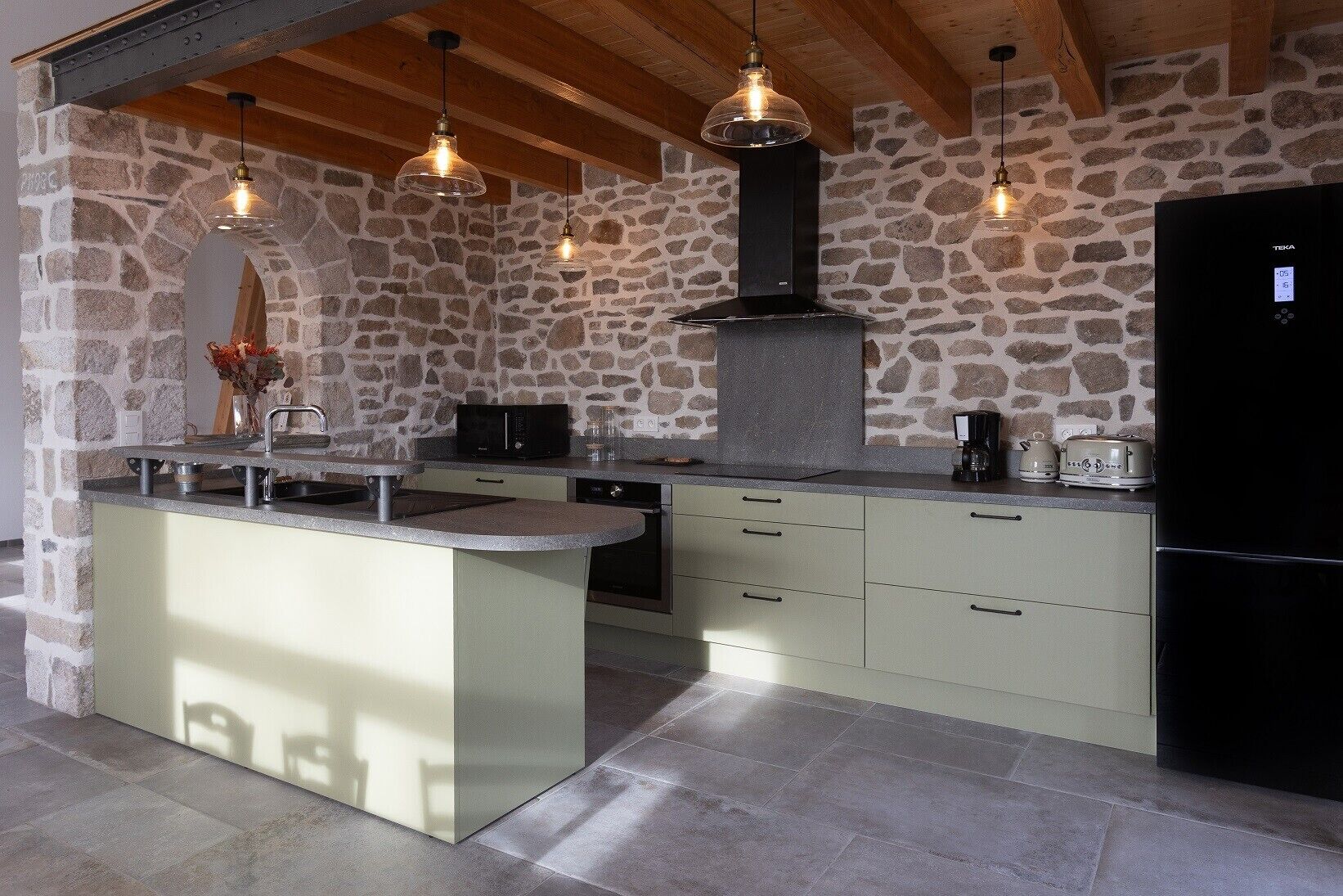 Kühlschrank, Mikrowelle, Ofen, Herdplatte