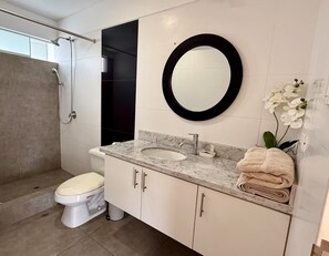 A modern bathroom with a toilet, sink, and shower. - RICARDO PALMA - MIRAFLORES (Lima)