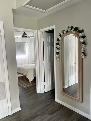 2 habitaciones, tabla de planchar con plancha, wifi y ropa de cama 