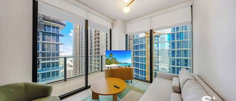 Condo, sacada, vista para a cidade | Área de estar