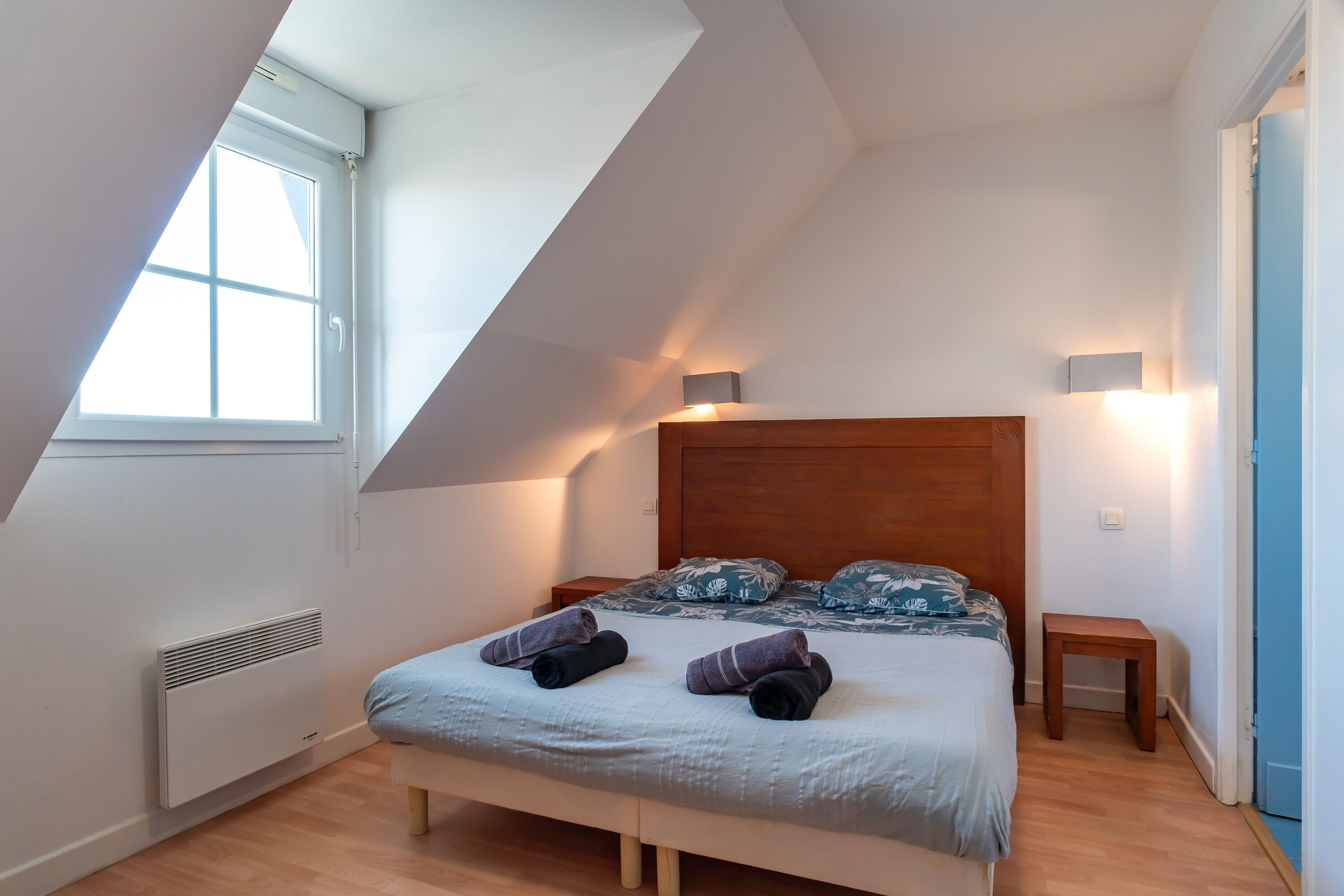 2 bedrooms, bed sheets