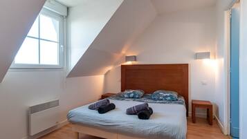 2 bedrooms, bed sheets