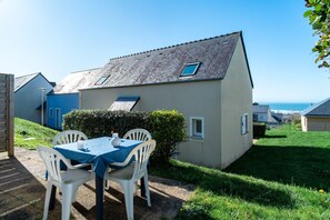 Outdoor dining - Saint-Nic Cottage - 600 m de la plage (Saint-Nic)