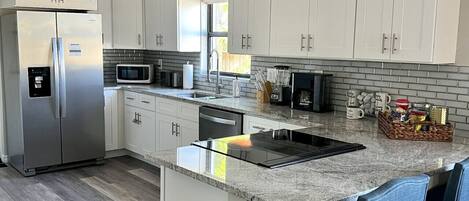 Refrigerador, microondas, horno y parrilla de estufa