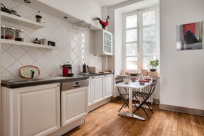 Kühlschrank, Mikrowelle, Ofen, Geschirrspüler