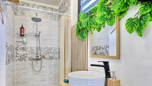 A modern bathroom with a shower, a sink, and a mirror. - Ti Caz la Zac - Parking Privé (La Riviere)