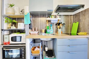Een koelkast, een microgolfoven, een oven