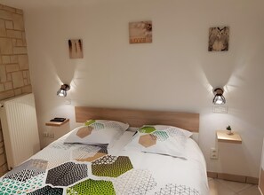 Tabla de planchar con plancha, wifi, ropa de cama