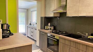 Kjøleskap, mikrobølgeovn, ovn og kokeplater