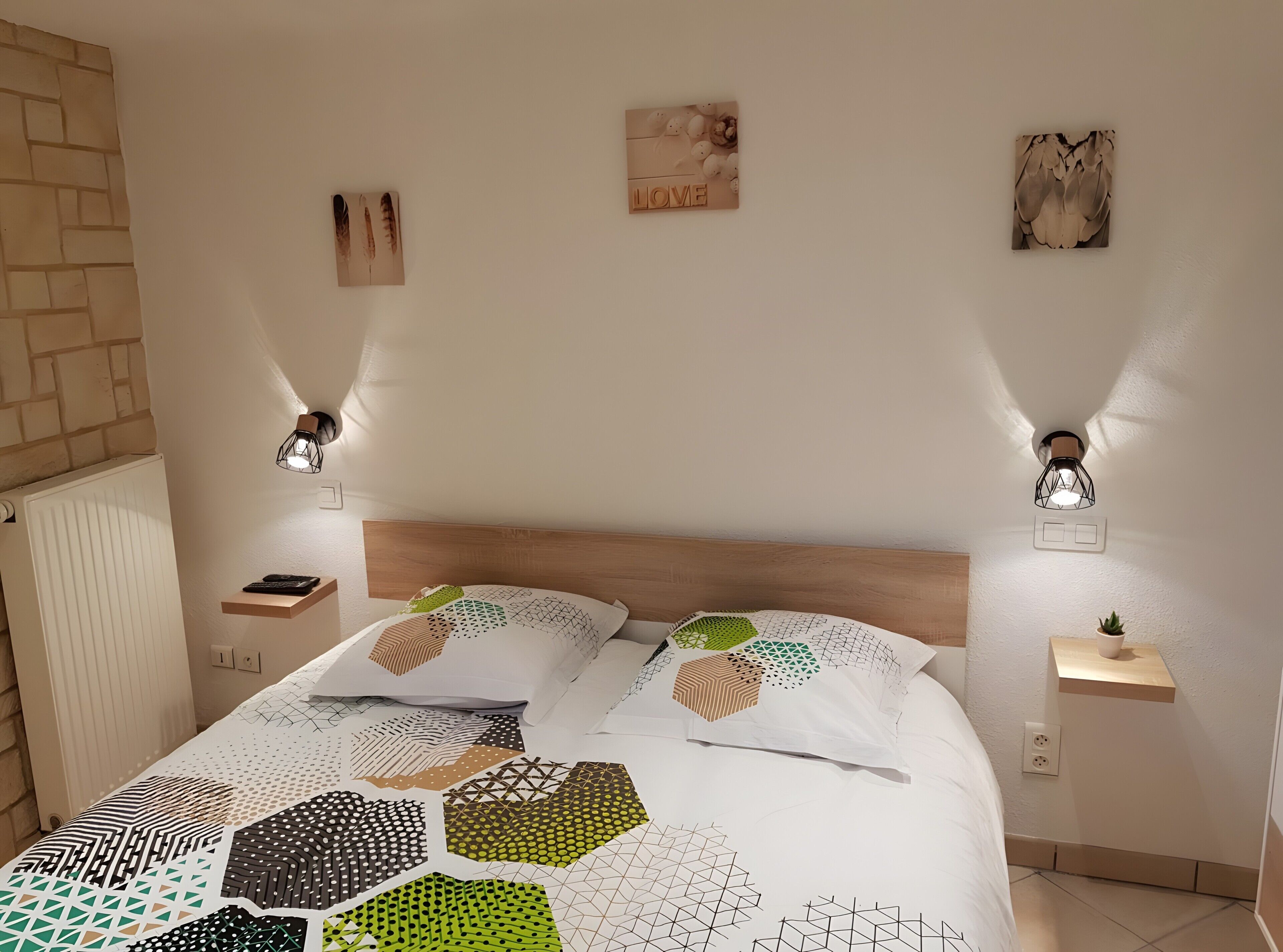 Iron/ironing board, WiFi, bed sheets