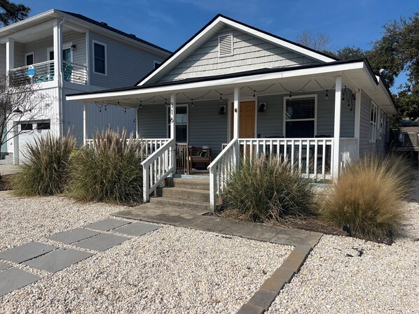 Unclassified image, 1 of 40, button - Barking Turtle: Family and Pet Friendly. 5 Minute Walk To The Beach (Carolina Beach)