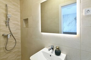 Haartrockner, Handtücher, Seife, Toilettenpapier