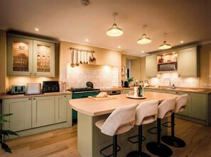 Køleskab, mikrobølgeovn, ovn, kogeplade