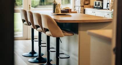 Country Farmhouse, Hot Tub, Sleeps 11