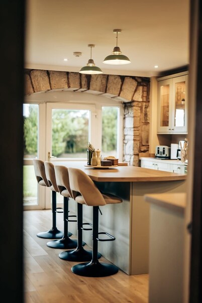 Country Farmhouse,  Hot Tub, Sleeps 11