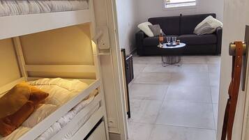 1 chambre, fer et planche à repasser