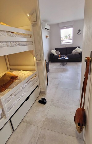 1 slaapkamer, een strijkplank/strijkijzer